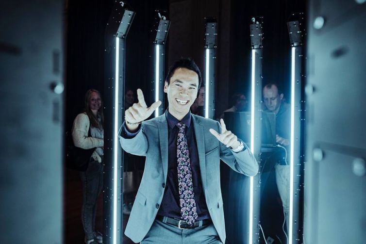 Bezoeker die gescand wordt in een 3D fotobooth scanner op een event