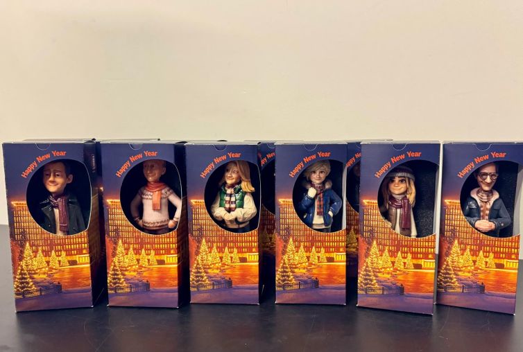 AI cartoon 3D beeldjes van collega’s in custom actiefiguur doosje